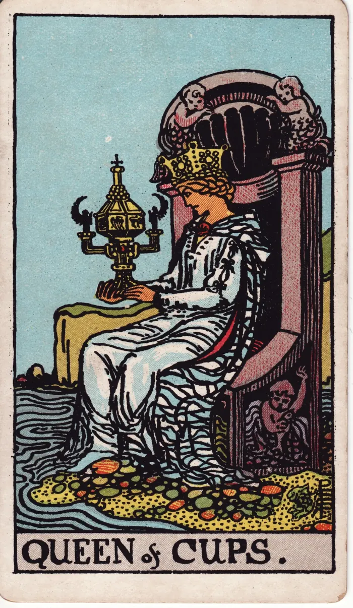 컵의 여왕(QUEEN OF CUPS) 타로카드 이미지